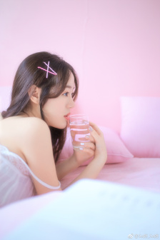 女人两腿张开图片